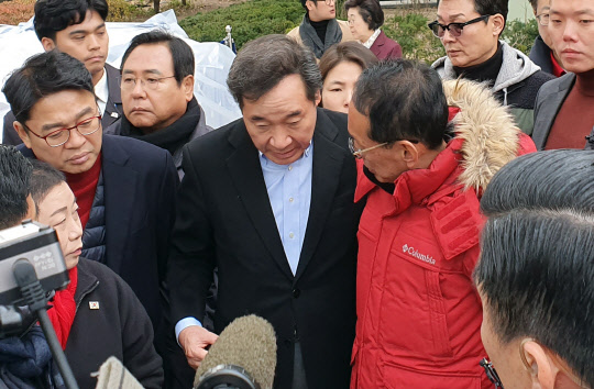 이낙연 국무총리가 24일 청와대 분수대 앞에서 단식 농성 중인 황교안 한국당 대표를 방문한 뒤 김도읍 한국당 의원과 대화하고 있다. 연합뉴스